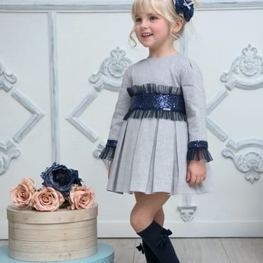Детска рокля в сиво с дантела и блестящ колан 