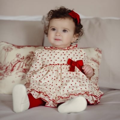Бебешка рокличка с флорални мотиви и червена панделка